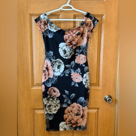 Windsor Dresses & Skirts - Windsor Bodycon Dress Size Juniors Large Floral Design Midi Length